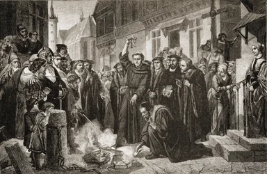 Martín Lutero (1483-1556) quemando la Bula Papal en 1520